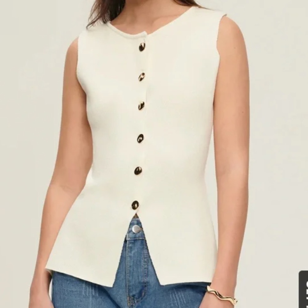 Commense White Fitted Sleeveless Button Down Blouse
